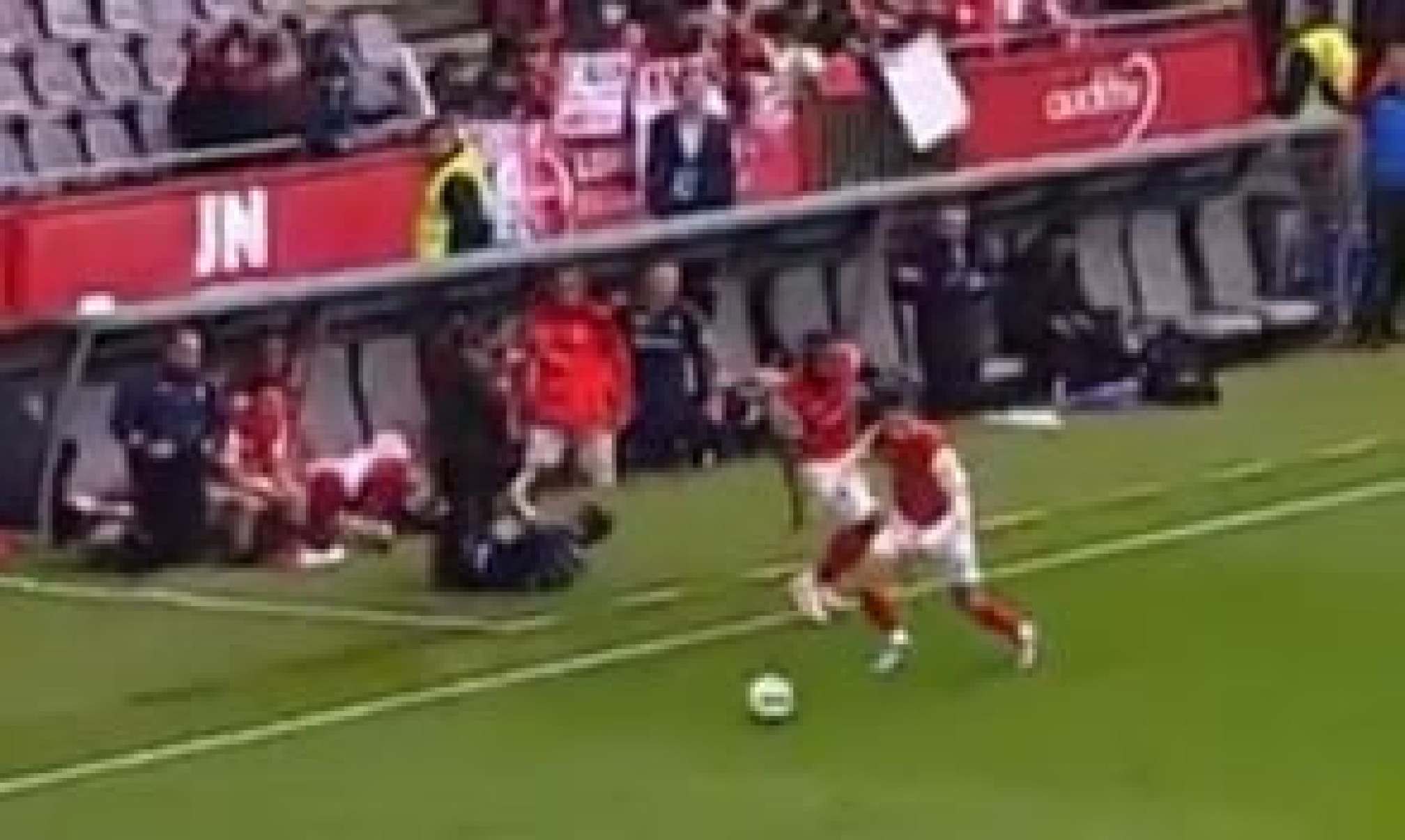Vídeo: técnico é ‘atropelado’ e sofre lesão no ombro durante jogo