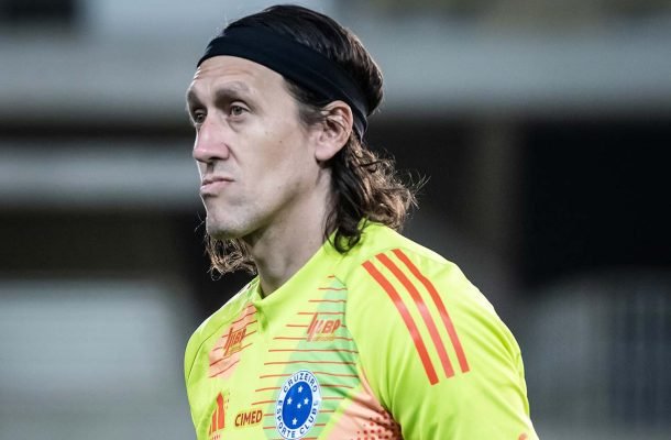 CÁSSIO – Duas defesas excelentes: uma abafando Pedro na hora do arremate e outra voando na cabeçada de Léo Ortiz, que era gol certo. Sem culpa no gol de Arrascaeta, não havia o que fazer. No segundo tempo evitou que Bruno Henrique virasse o jogo quando o placar ainda era 1 a 1. NOTA 7,5. Foto: Gustavo Aleixo/Cruzeiro