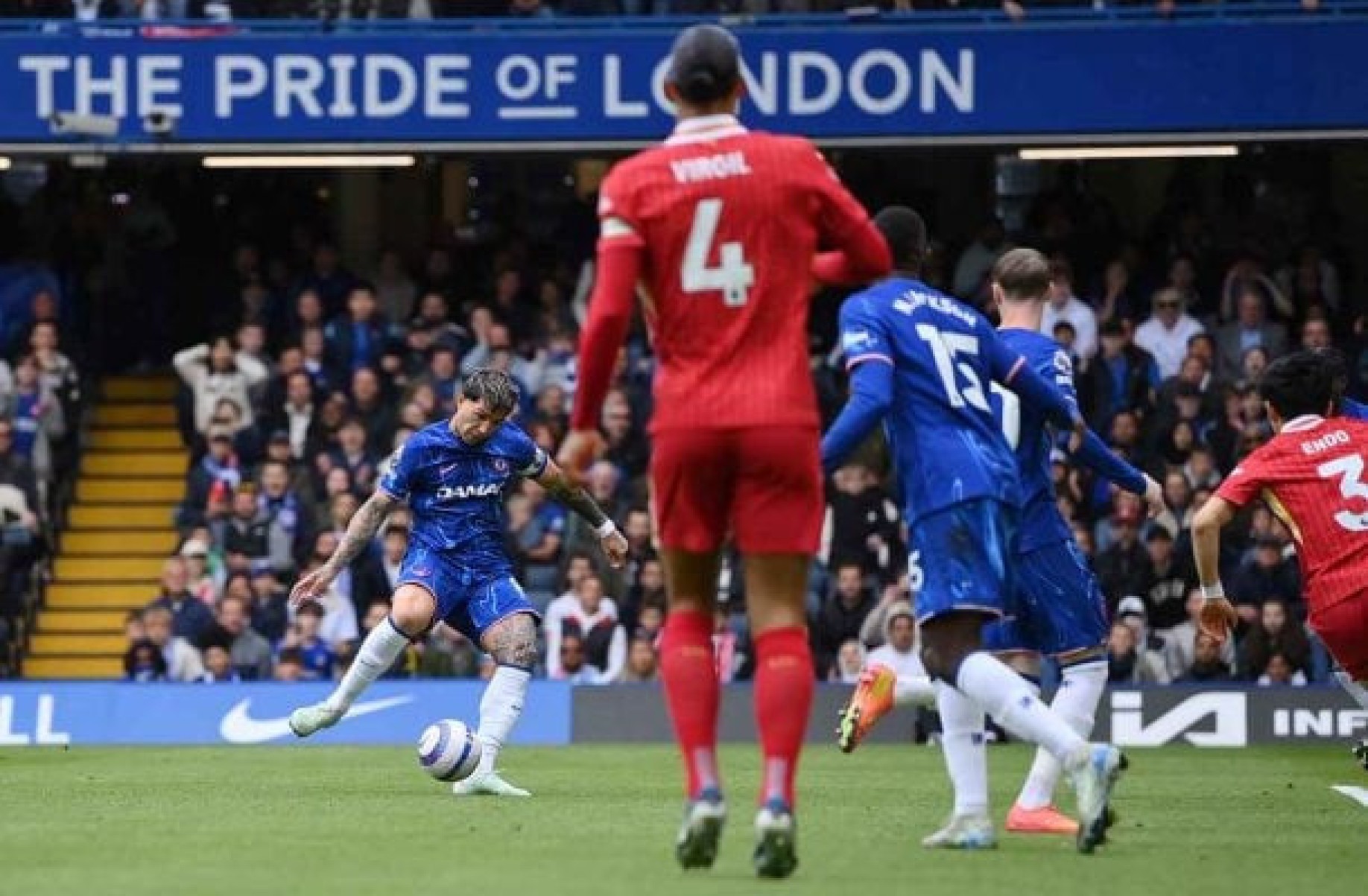 Chelsea vence o já campeão Liverpool e se aproxima de vaga na Champions