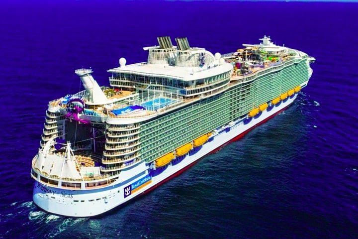 O navio também oferece uma variedade de atividades, como um simulador de surfe, um enorme tobogã, laser tag, além de 20 restaurantes, 4 piscinas, 9 jacuzzis, dois spas e uma zona esportiva que inclui minigolfe e uma quadra de basquete.-Divulgação/Royal Caribbean