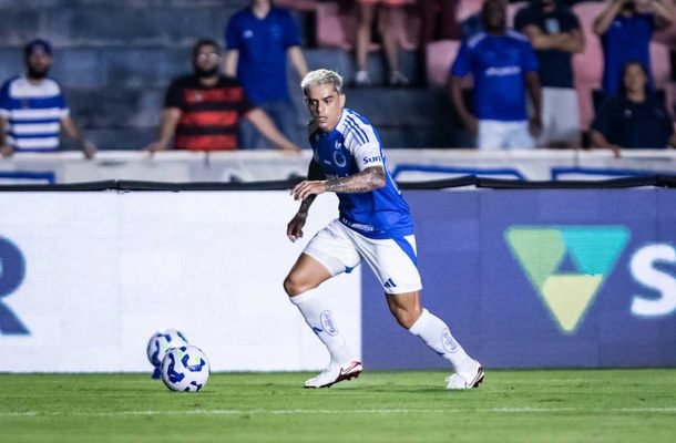 FÁGNER – Eficaz sempre que apareceu no apoio. Na defesa, contou com ajuda de Christian, Lucas Silva e Fabrício Bruno, o que minimizou o fato de estar um pouco mais lento do que no início da carreira. Ganhou a maioria dos duelos contra Cebolinha. NOTA 7,0. Foto: Gustavo Aleixo/Cruzeiro