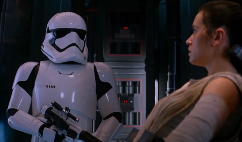 Daniel Craig, ator que deu vida ao agente secreto 007, também esteve em Star Wars. Ele atuou no filme "O Despertar da Força" como um stormtrooper (foto), membro do Império Galáctico. 