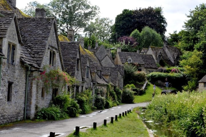 Designada como uma "Área de Beleza Natural Excepcional" (AONB), é famosa por seus jardins floridos, igrejas antigas e casas de campo charmosas. É ou não é um destino romântico perfeito?
