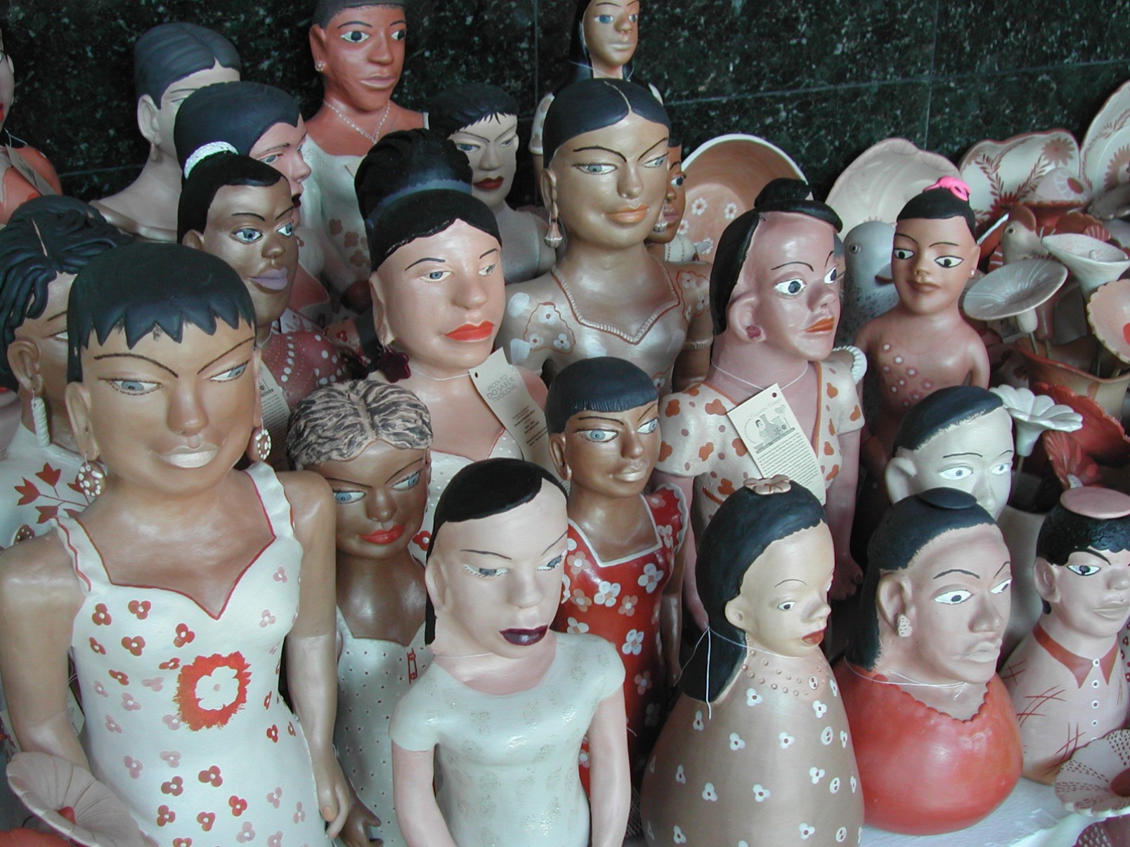 Bonecas de cerâmica do Vale Jequitinhonha em estande na feira de artesanato realizada no campus da UFMG, na Pampulha