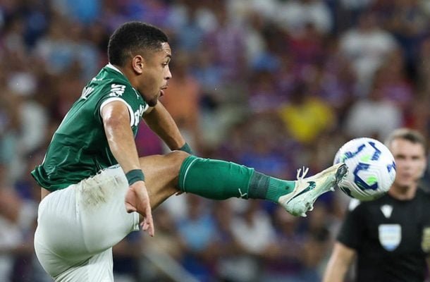 VITOR ROQUE - Enfim, marcou seu primeiro gol com a camisa do Palmeiras após entregada de Hugo Moura. Ficou fácil. Antes, vinha mal na partida. NOTA 8,0. Foto: Cesar Greco/Palmeiras