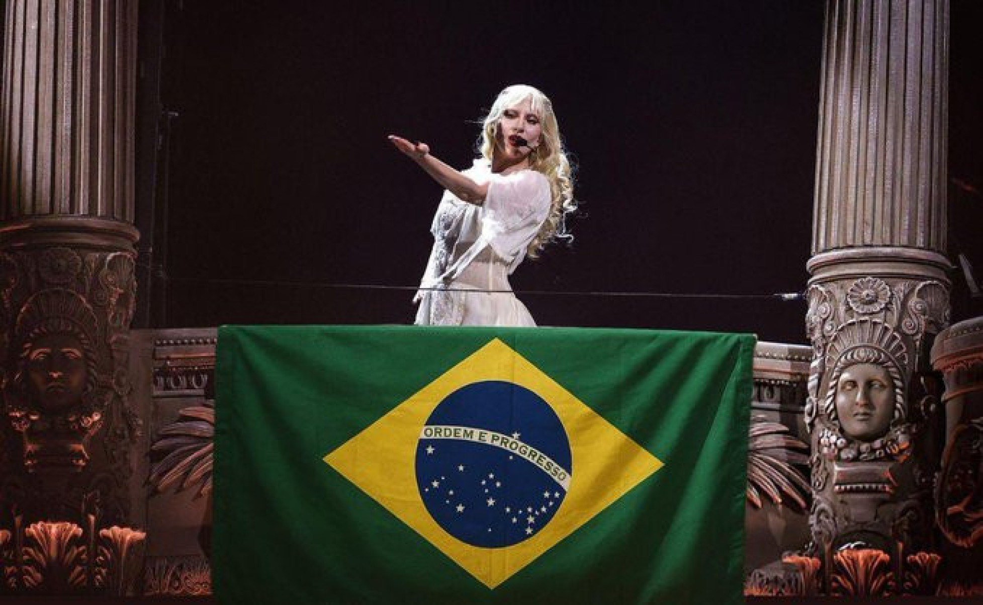 Apresentação foi regada à emoção, além de performance de hits da cantora, que se declarou e agradeceu os fãs brasileiros inúmeras vezes-Reprodução/X