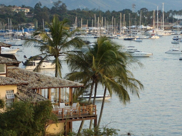 Ilhabela tambÃ©m Ã© famosa por atividades como trilhas, mergulho, vela e ecoturismo, atraindo tanto turistas em busca de aventura quanto relaxamento.