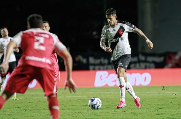 LUCAS FREITAS - Não fazia má partida até precisar sair por lesão. Marcação atenta para o forte ataque palmeirense. NOTA 6,5 - Foto: Matheus Lima/Vasco