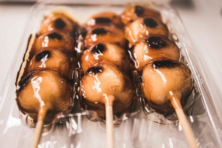 Dango: Bolinhos de arroz glutinoso espetados em um palito. Podem ser servidos com diversos sabores, como doce de morango, kinako (farinha de soja torrada) ou chÃ¡ verde.