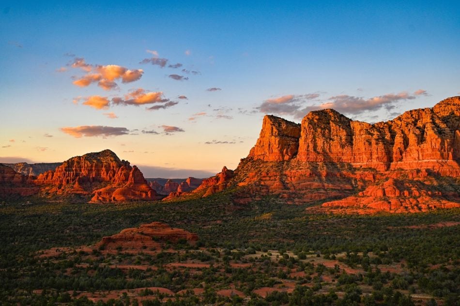 Sedona, Arizona (Estados Unidos): Rodeada pela Floresta Nacional de Coconino, a cidade é um paraíso para amantes de trilhas, escaladas e eios ao ar livre, com rotas populares como Cathedral Rock e Devil’s Bridge.
