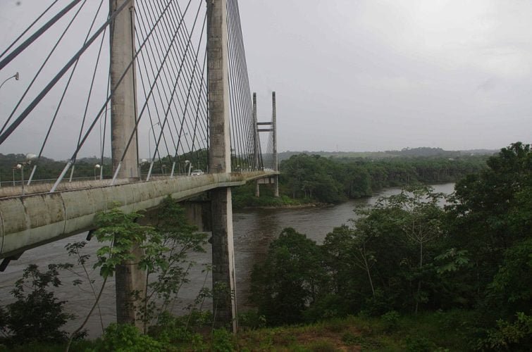 A conexão entre esses dois locais é facilitada por uma ponte que passa sobre o rio e interliga a cidade de Oiapoque à Saint-Georges-de-l’Oyapock. Acertou quem pensou na Guiana Francesa.