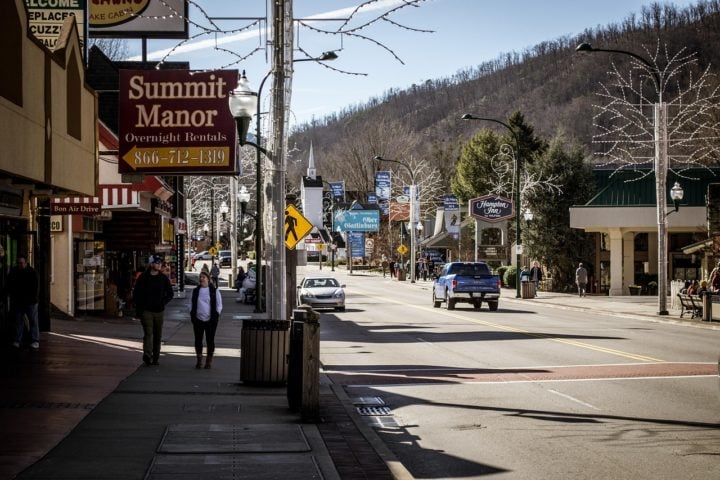 Gatlinburg, Tennessee (Estados Unidos): Gatlinburg é uma charmosa cidade cercada pelas majestosas montanhas dos Apalaches e serve como portal de entrada para o Parque Nacional das Great Smoky Mountains.