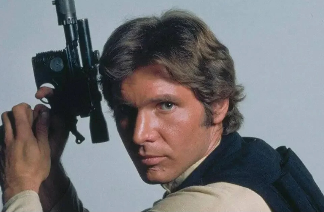 Harrison Ford, que se consagrou no papel de Han Solo, quebrou a perna durante uma gravação do filme "O Despertar da Força". Uma porta da nave Millennium Falcon caiu no ator e as filmagens foram suspensas por um período. 
