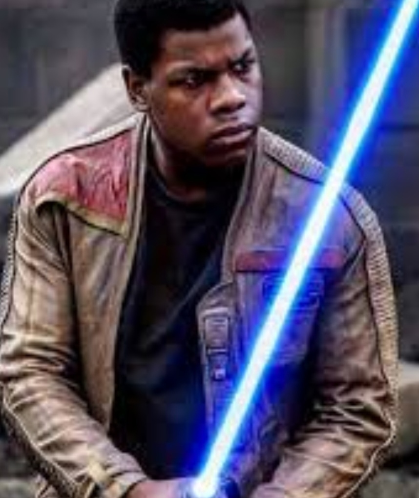 O ator John Boyega, que interpreta Finn,  um dos principais personagens da última trilogia, não revelou nem para os seus pais que havia conseguido o papel. Ele só contou a novidade depois da divulgação da primeira foto oficial do filme.  