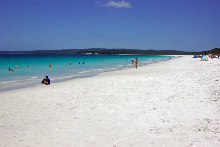 Shoalhaven, Nova Gales do Sul (Austrália): A região é conhecida por suas praias intocadas, falésias impressionantes e praias como Hyams Beach, considerada uma das mais brancas do mundo.