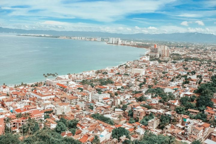 Puerto Vallarta também é um ótimo destino para ecoturismo, com atividades como observação de baleias, eios de barco e trilhas na Sierra Madre. A gastronomia local, com frutos do mar frescos, é outro grande atrativo.