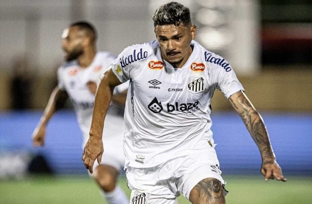 TIQUINHO SOARES – Sua entrada no lugar de Deivid Washington, aos 29 minutos da etapa final, não alterou em nada o comportamento ofensivo da equipe. NOTA 5,0. Foto: Raul Baretta/Santos FC