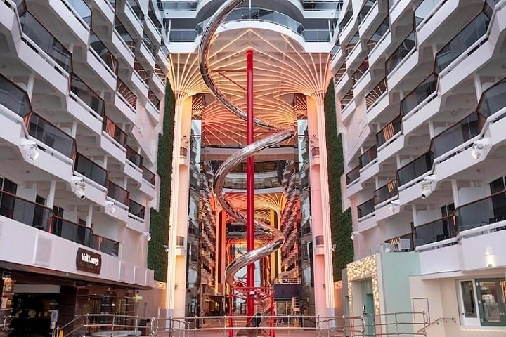 Outra atração que chama a atenção a bordo é o Venon Drop, o maior tobogã seco em alto-mar, com 11 andares de altura! -divulgação/msc