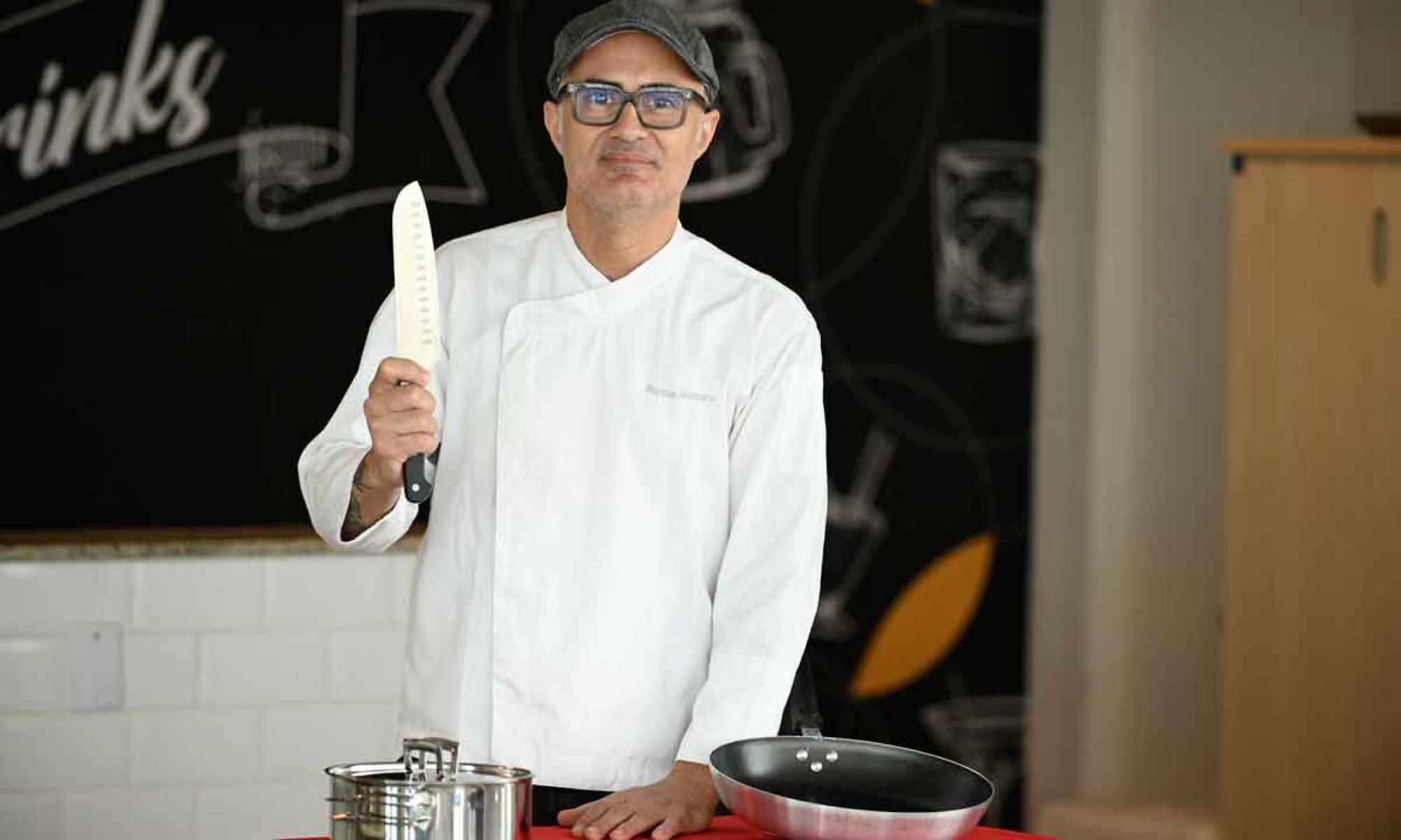 "Dê preferência às facas que sejam do tamanho de sua mão, sempre bem amoladas, porque acidentes acontecem com facas ‘cegas’", Marcus Vinícius Monteiro, Professor do curso de Tecnologia em Gastronomia do Senac em Minas "Dê preferência às facas que sejam do tamanho de sua mão, sempre bem amoladas, porque acidentes acontecem com facas ‘cegas’", Marcus Vinícius Monteiro, Professor do curso de Tecnologia em Gastronomia do Senac em Minas