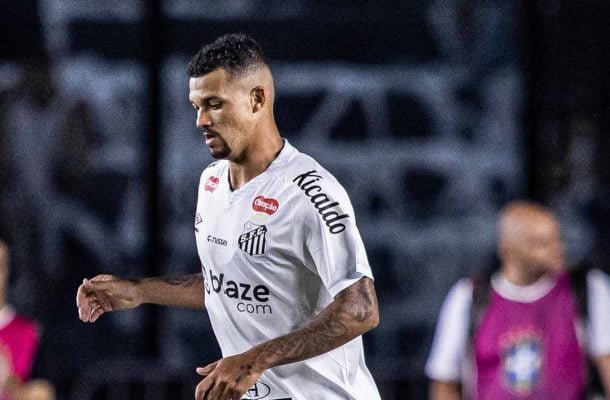 ZÉ IVALDO – Bom nos desarmes e com qualidade na saída de bola. levou a melhor sobre os homens de ataque dentro da área. No segundo tempo, quase empatou o jogo em cabeçada. Passou perto. NOTA 6,5. Foto: Raul Baretta/Santos FC