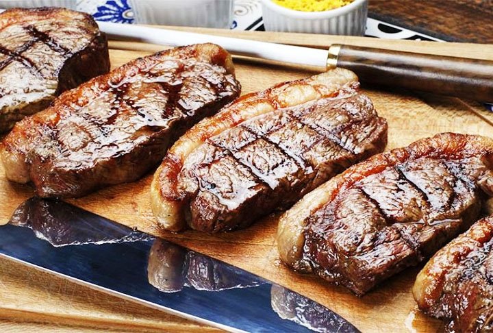 1º) Picanha (Brasil) - Considerado um dos pratos mais famosos do Brasil, a carne de picanha é um corte magro e saboroso, com uma camada de gordura externa que o torna suculento e macio.