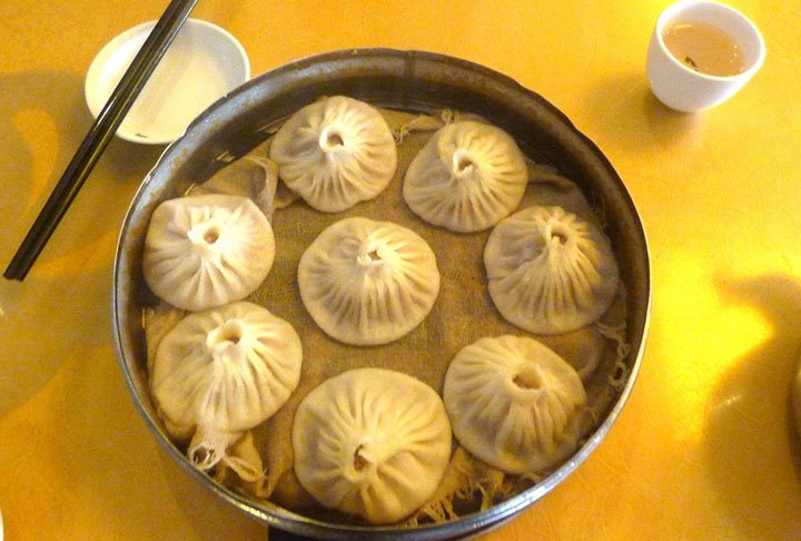 8º) Tangbao (China) - Tangbao, ou ‘pãezinhos de sopa’, são grandes pãezinhos feitos com uma massa de farinha de trigo, água e fermento, tudo cozido no vapor. 
