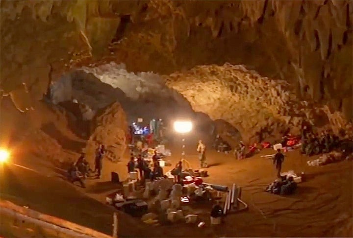 Em 2018, o adolescente quando ficou cerca de duas semanas preso na caverna Thuam Lamg (foto), na província de Chiang Rai, no Norte da Tailândia. A caverna estava inundada por conta de fortes chuvas. 