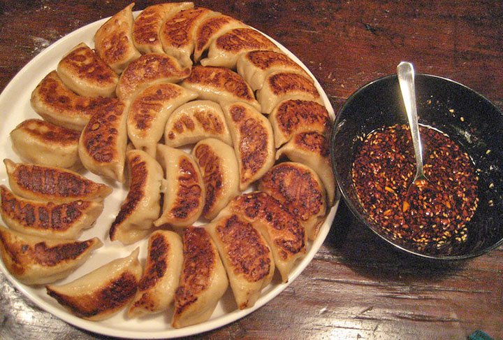 O recheio do Guotie pode ser feito com uma variedade de ingredientes, incluindo carne de porco, carne bovina, frango, camarão, cebola, alho, gengibre, repolho, espinafre, etc.