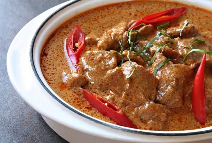 10º) Phanaeng Curry (Tailândia) - É um tipo de curry tailandês vermelho que é espesso, salgado e doce, com um sabor picante de limão makrut. 