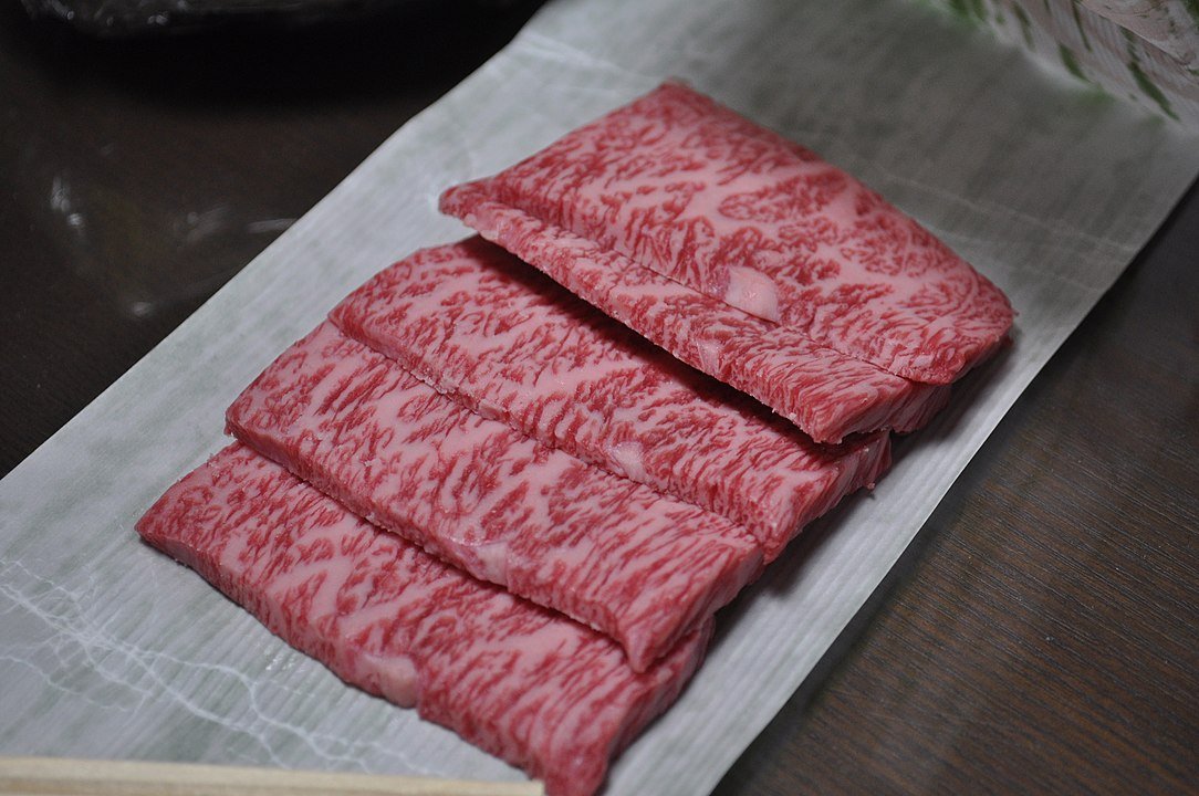 Wagyu é qualquer uma das quatro raças japonesas de gado de corte. Essa carne recebe nomes de lugares. Exemplos: o bife Matsusaka (foto) e o Bife Kobe. -Schellack wikimedia comMons 