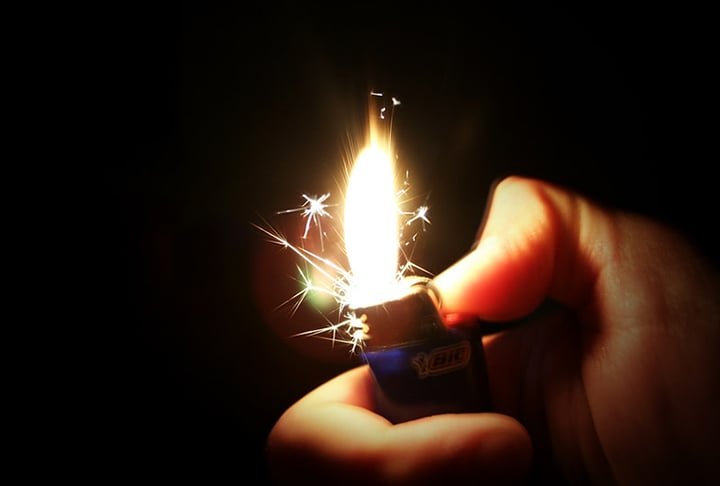 Segundo os bombeiros , a criança estava com outra da mesma idade e começou a brincar com um isqueiro. O fogo atingiu o sofá e se alastrou.