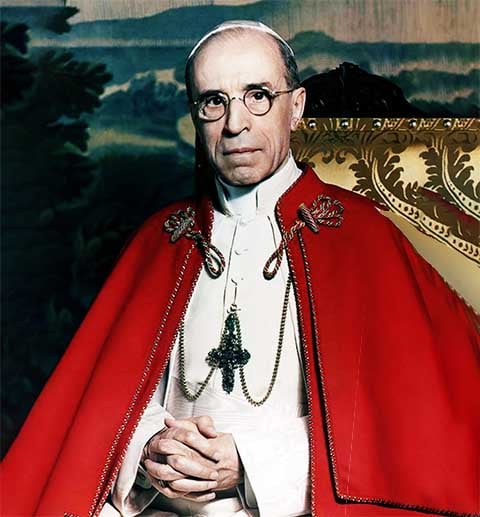 No período do pontificado de Pio XII o planeta viveu o drama da Segunda Guerra Mundial (1939 - 1945) e sua figura ainda hoje é envolta em controvérsia pelo que muitos historiadores consideram cumplicidade da cúpula da igreja com o holocausto (assassinato em massa de judeus). 
-Domínio Público/Wikimédia Commons