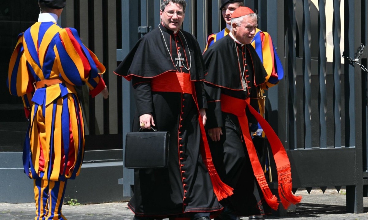 Arcebispo de Toronto, Cardeal Frank Leo (E) e o Cardeal John Atcherley Dew, da Nova Zelândia, deixam a reunião geral da congregação no Vaticano -  (crédito: Andreas SOLARO / AFP)