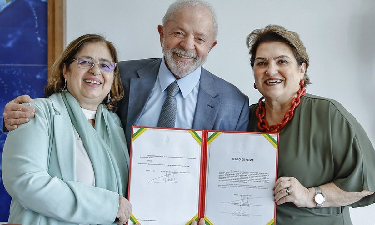 Presidente Lula acompanhado da ex-ministra Cida Gonçalves (esquerda) empossa Márcia  Lopes como Ministra das Mulheres -  (crédito:  Ricado Stuckert / PR)