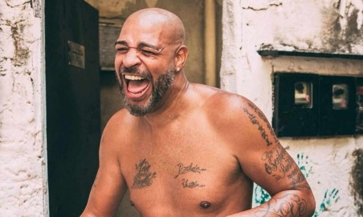 Adriano Imperador almoça quentinha com amigos na comunidade Vila Cruzeiro - (crédito: Tupi - Pablo Oliveira) Adriano Imperador almoça quentinha com amigos na comunidade Vila Cruzeiro - (crédito: Tupi - Pablo Oliveira)