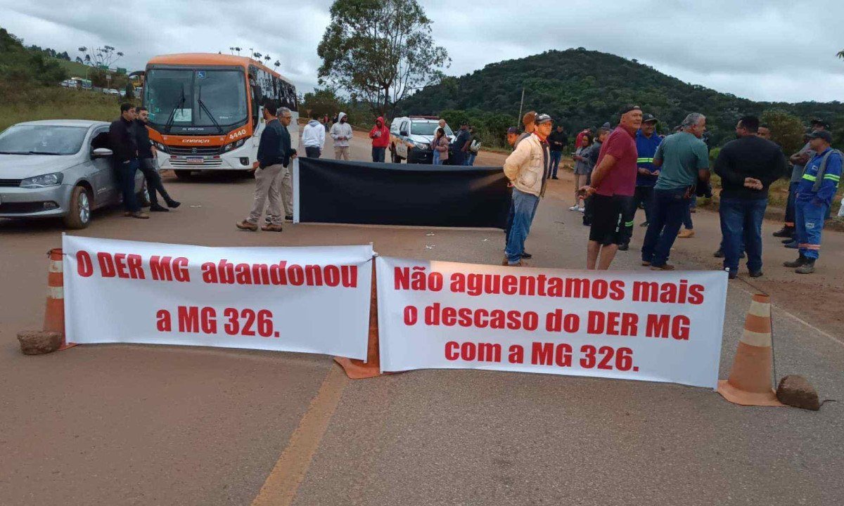 Manifestantes fecham a pista do trevo de encontro da MG-326 e MG-129 nos dois sentidos -  (crédito: Ivan Silvio das Graças)