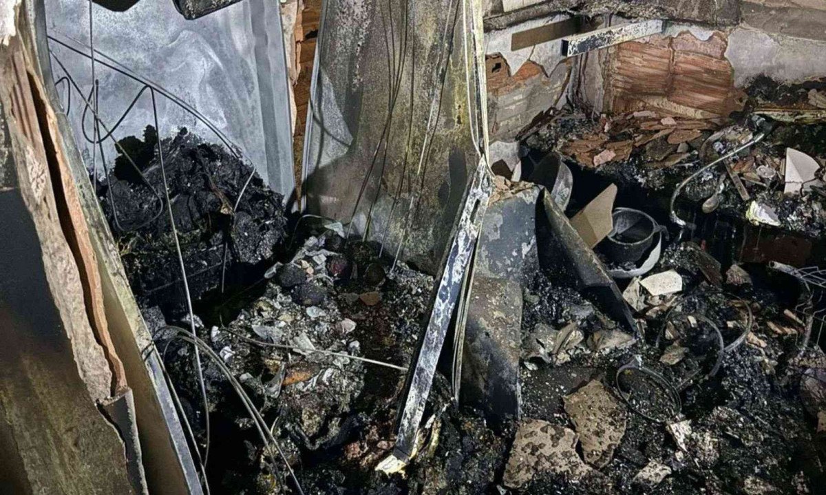 Todos os itens e eletrodomésticos da cozinha foram destruídos pelas chamas -  (crédito: Divulgação/CBMMG)