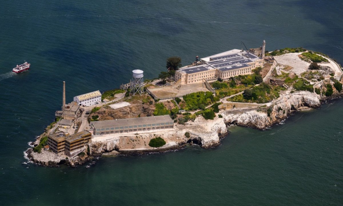 Vista aérea da ilha de Alcatraz em São Francisco, Califórnia, em 16 de maio de 2024 -  (crédito: JOSH EDELSON / AFP)