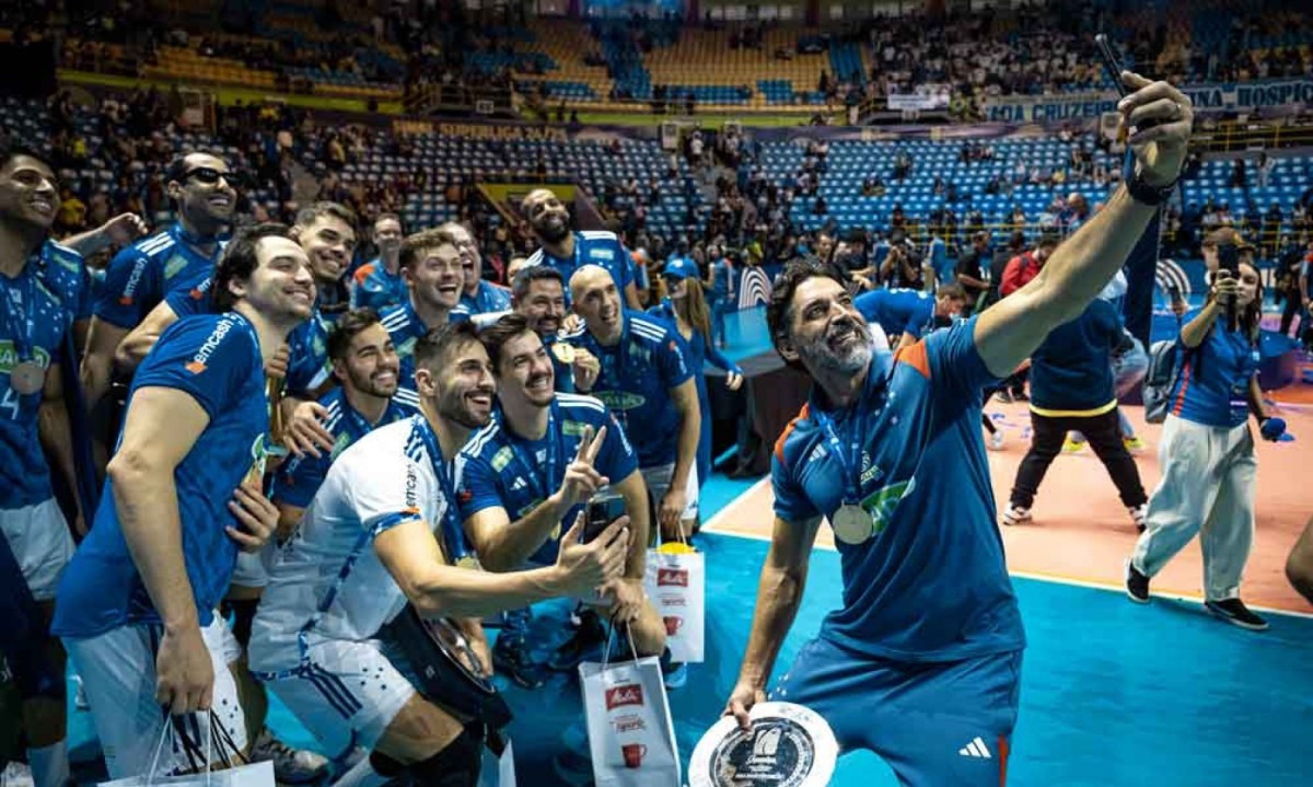 Jogadores e comissão técnica do Cruzeiro comemoram mais um título do time na Superliga Masculina, desta vez diante do Campinas, neste fim de semana - (crédito: Agência i7/Sada Cruzeiro) Jogadores e comissão técnica do Cruzeiro comemoram mais um título do time na Superliga Masculina, desta vez diante do Campinas, neste fim de semana - (crédito: Agência i7/Sada Cruzeiro)