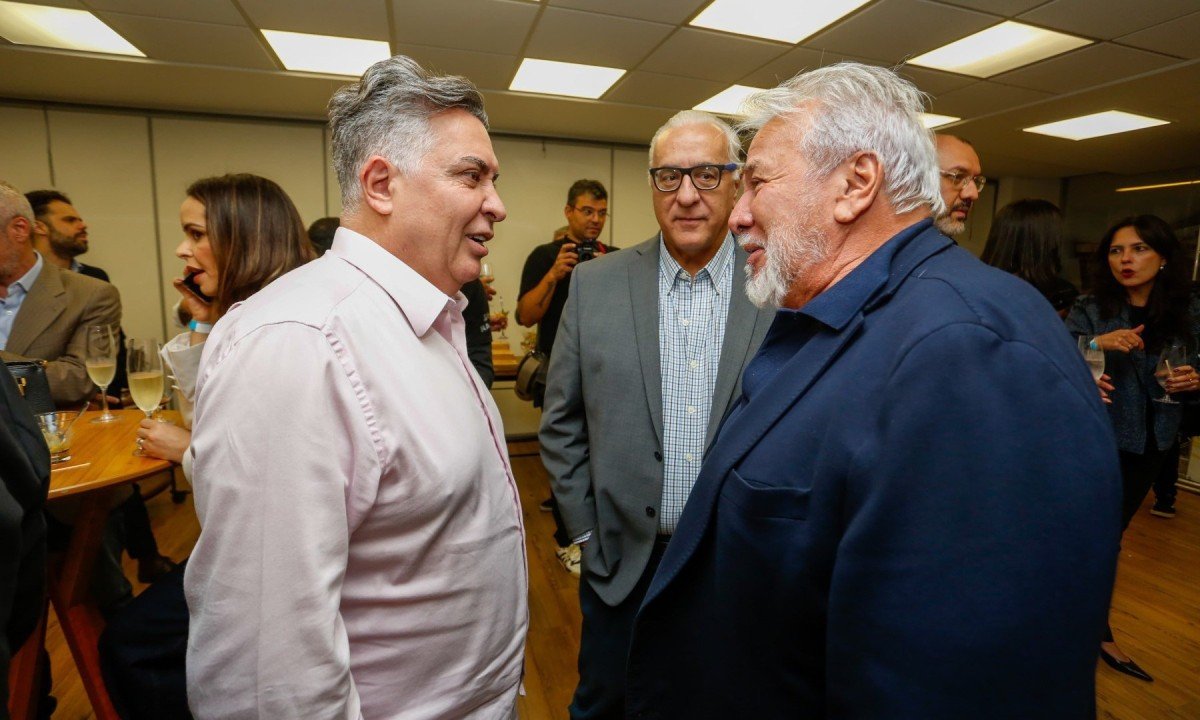 Prefeito de Belo Horizonte, Álvaro Damião conversa com vice-presidente comercial do jornal Estado de Minas, Mário Neves, e com o Gerente de Jornalismo da TV Alterosa, Ricardo Carlini -  (crédito: Garrido/Divulgação PBH)
