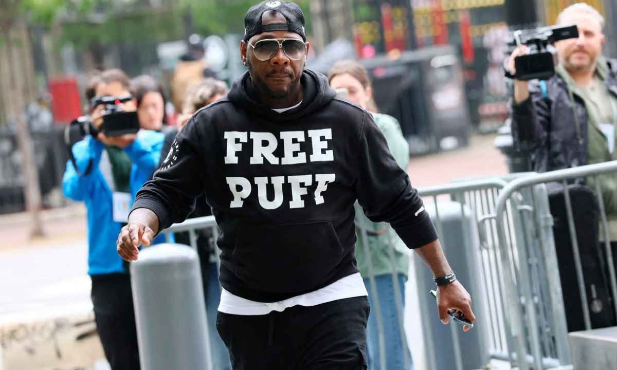 Homem com camiseta pedindo a liberdade de Sean 'Diddy' Combs, o Puff Diddy, chega &agrave; corte federal de Manhattan, onde o rapper come&ccedil;ou a ser julgado nesta segunda-feira -  (crédito: Michael M Santiago/Getty/AFP)