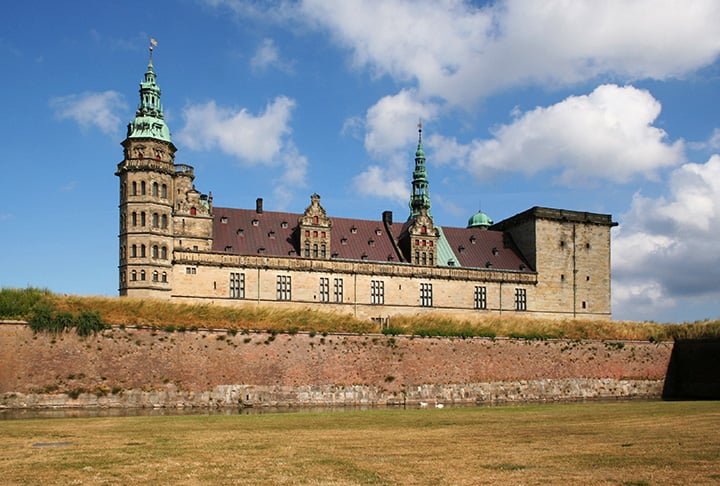 O Castelo de Kronborg é o mais famoso do país. Declarado Patrimônio Cultural da Humanidade pela Unesco, foi cenário de "Hamlet", de Shakespeare. Daí o apelido de "Castelo de Hamlet".