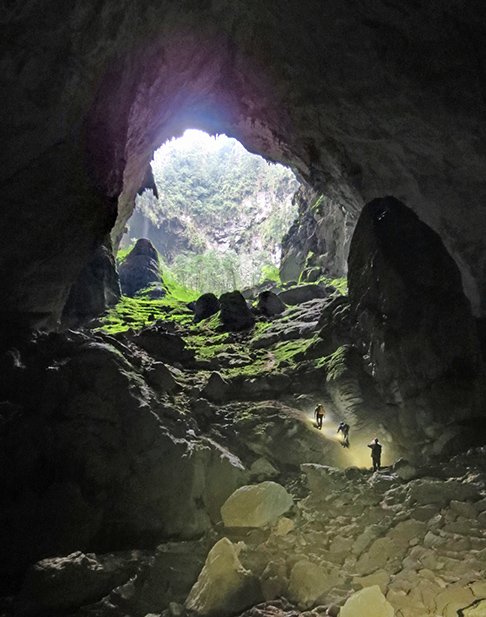 Caverna-Hang-Son-Doong-Doug-Knuth (Vietnã) - Caverna com 9 km e 200 metros de altura. Declarada como Patrimônio da Humanidade pela Unesco em 2003.