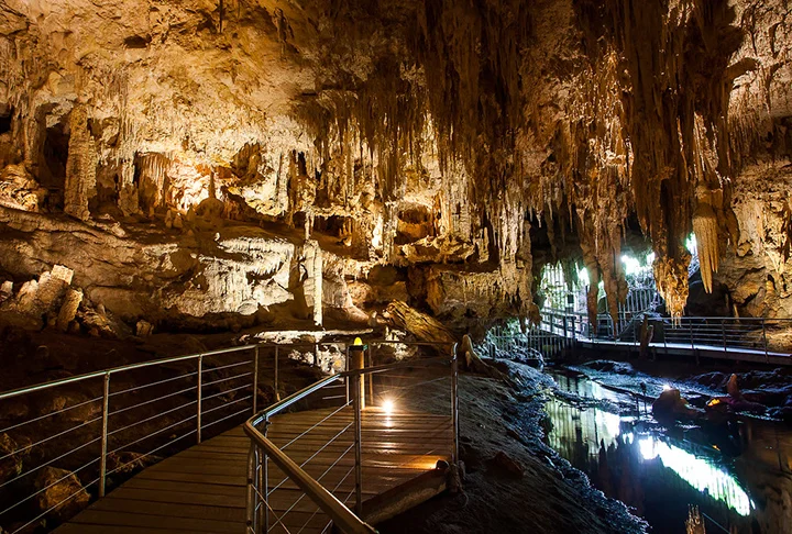 A caverna é turística, com dezenas de espécies de plantas e animais. Há um parque dentro dela, de cerca de 214 km², inaugurado em 1941. Também é Patrimônio da Humanidade pela Unesco. Lá dentro, ainda há fósseis. 