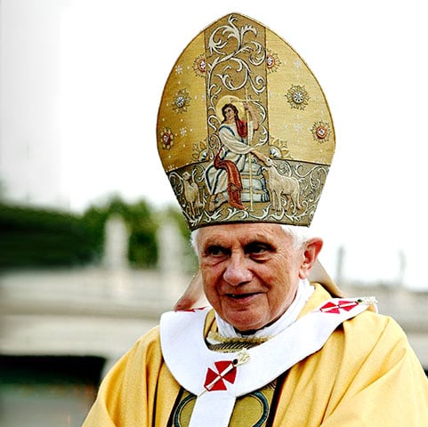 Bento XVI - Joseph Aloisius Ratzinger nasceu no estado da Baviera, na Alemanha, e ocupou o trono por 7 anos e 315 dias - de 19 de abril de 2005 a 28 de fevereiro de 2012, quando abdicou da função. 

-Kancelaria Prezydenta/Wikimédia Commons