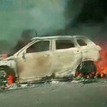 Grande BH: carro de luxo fica destruído ao pegar fogo na BR-040; veja vídeo - Redes sociais/Reprodução