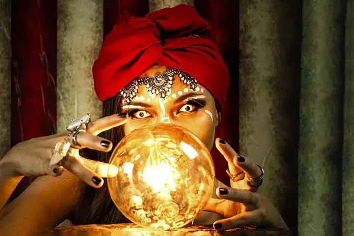 Bolas de cristal envolvem mistério e esoterismo em diversos modelos -  Flickr Prysma Ph