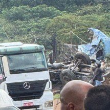 Caminhão tomba no Anel Rodoviário e deixa dois feridos em BH - Corpo de Bombeiros (CBMMG) / Divulgação