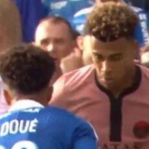 Joia do PSG dá caneta no próprio irmão em partida na França - No Ataque Internacional