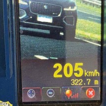 PRF suspende direito de dirigir de motorista flagrado a 205 km/h - PRF/Divulga&Atilde;&sect;&Atilde;&pound;o